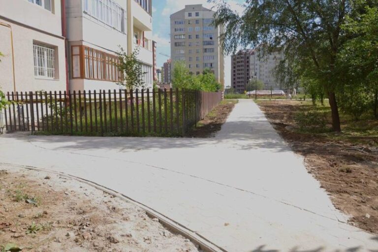 На вулиці Миколайчука завершили перший етап благоустрою одного з дворів (ФОТО)