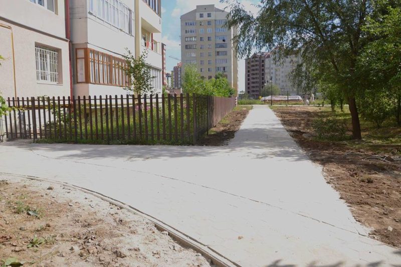 На вулиці Миколайчука завершили перший етап благоустрою одного з дворів (ФОТО)