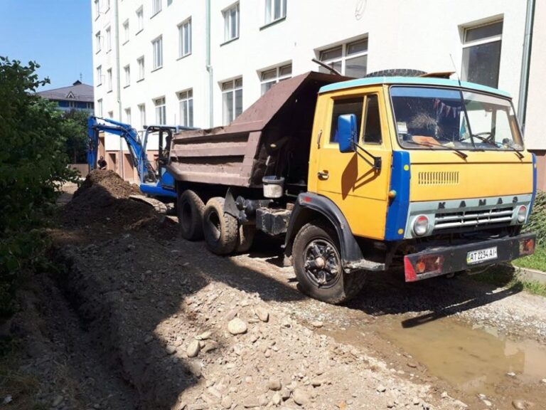 На Вовчинецькій облаштовують міжбудинковий проїзд (ФОТО)