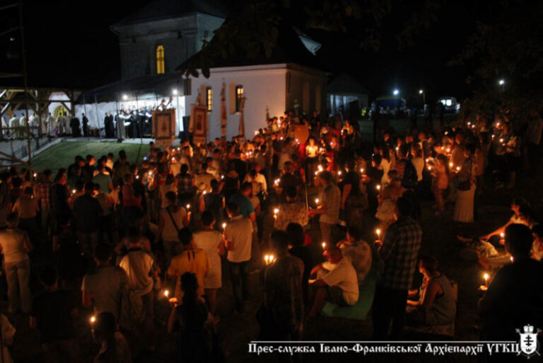 Понад сім тисяч людей взяли участь у вечірній літургії в Крилосі