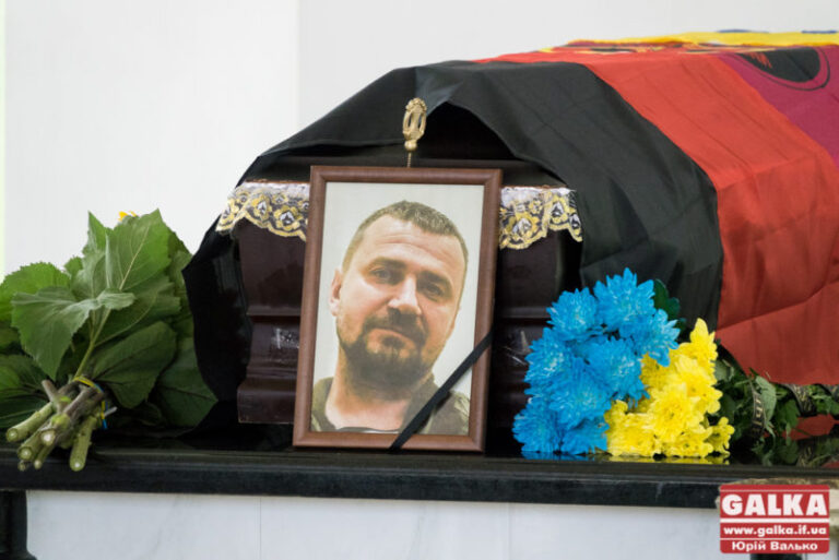 “Ніхто з друзів не вірить, що це самогубство”. У Франківську попрощалися з загиблим бійцем та координатором “Творчої криївки” (ФОТО)