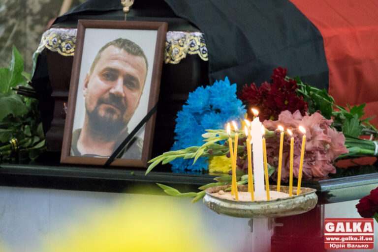 Прикарпатців просять помолитися за загиблого “Прапора” та його дружину