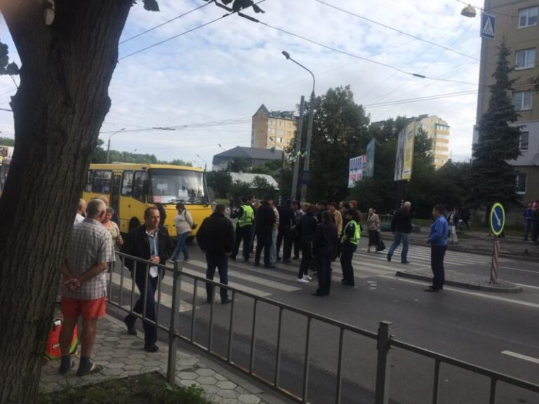 Працівники спиртзаводу перекрили Галицьку і спричинили затори на Пасічній