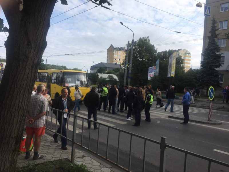 Працівники спиртзаводу перекрили Галицьку і спричинили затори на Пасічній