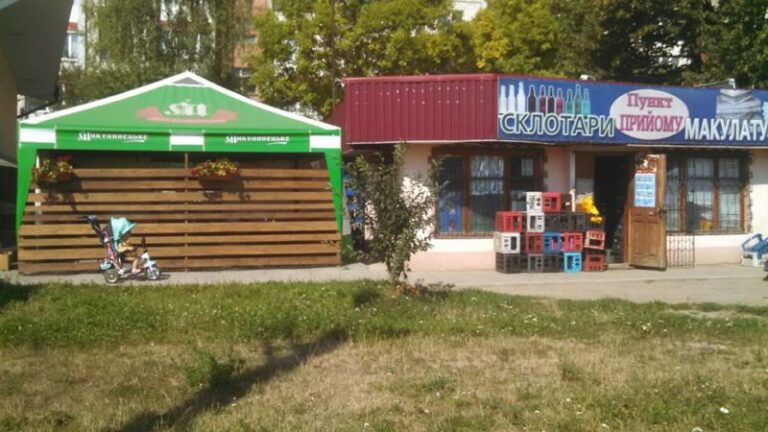 Мешканці франківської багатоповерхівки скаржаться на нічні п’янки під вікнами (ФОТО)
