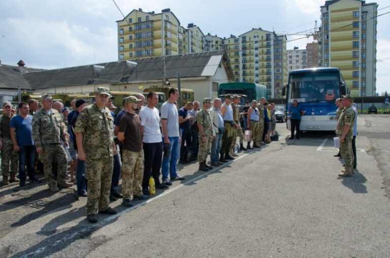 Півсотні прикарпатських резервістів відправилися на збори