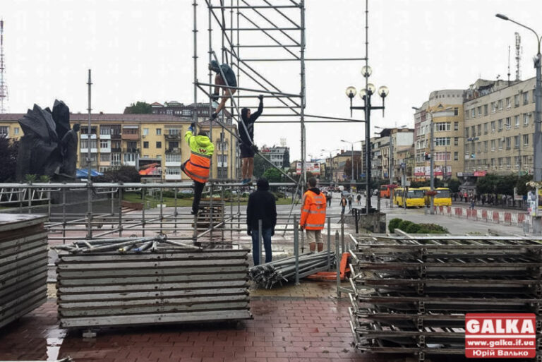 Перед драмтеатром монтують сцену для святкування Дня Незалежності (ФОТО)