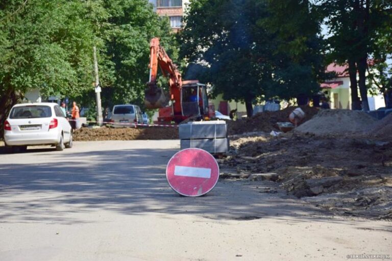 На Хоткевича облаштовують прибудинкову територію (ФОТО)