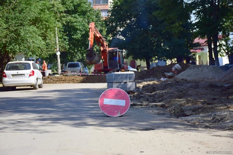 На Хоткевича облаштовують прибудинкову територію (ФОТО)
