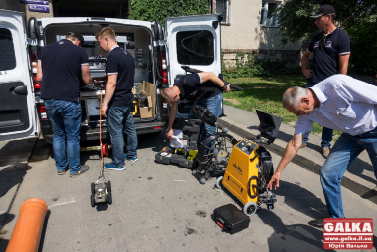Комунальникам продемонстрували новітнє обладнання для прочистки каналізації (ФОТО)