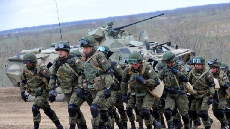 Під час військових навчань “Захід-2017” вертоліт влучив ракетами у глядачів (ВІДЕО)