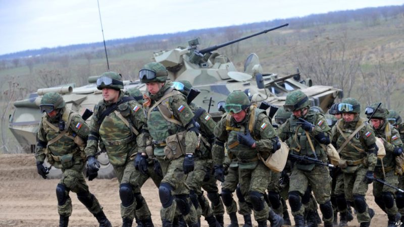 Під час військових навчань “Захід-2017” вертоліт влучив ракетами у глядачів (ВІДЕО)