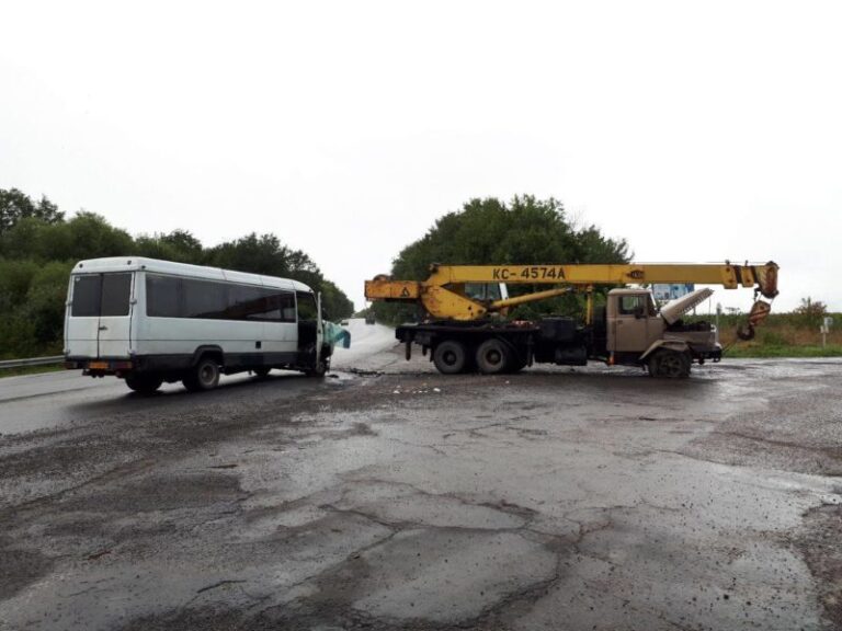 У ДТП автобуса та автокрану травми отримали двоє пасажирів