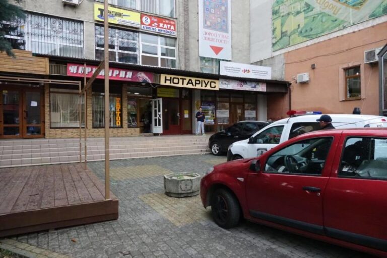 На фасаді Центру польської культури та європейського діалогу знайшли гранату (ФОТО)