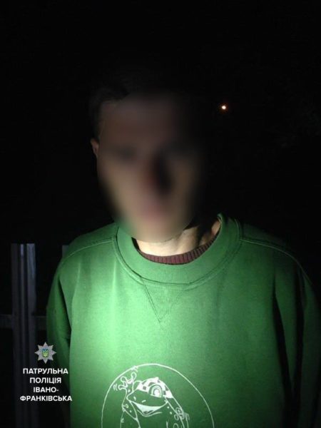 Франківські патрульні спіймали “на гарячому” крадія, який вдав, що танцює (ФОТО)