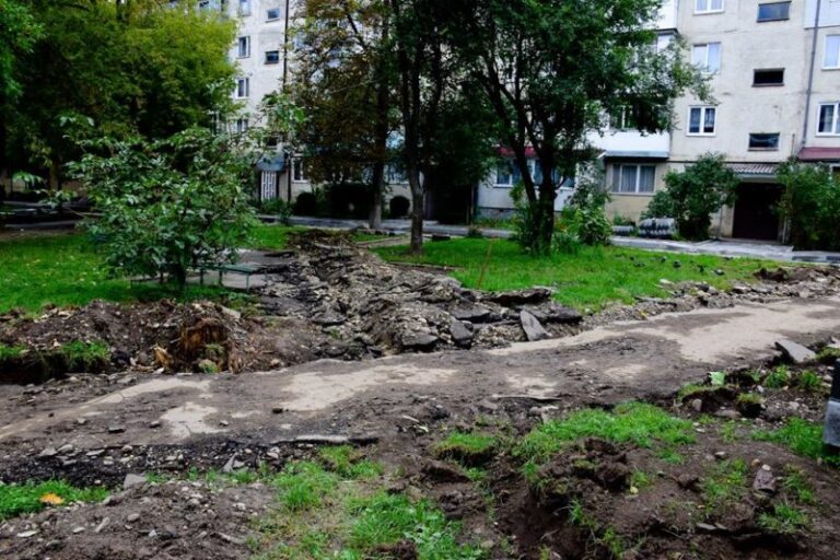 На Карпатській триває капремонт двору (ФОТО)