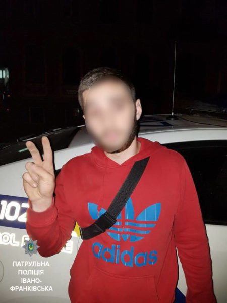 У Франківську троє “бахурів” били сіті-лайти, перекидали урни зі сміттям та вазони (ФОТО)