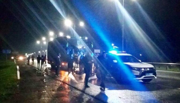 Фанати “Карпат” на трасі до Львова таки “поговорили” зі своїми футболістами – розбороняв спецназ (ФОТО)