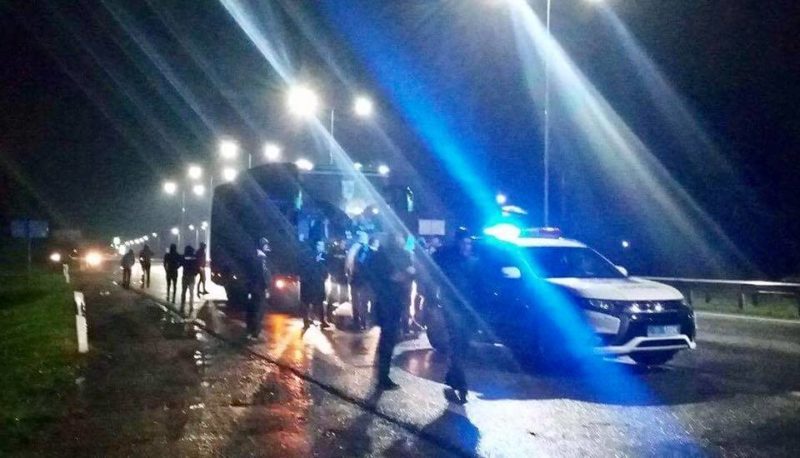 Фанати “Карпат” на трасі до Львова таки “поговорили” зі своїми футболістами – розбороняв спецназ (ФОТО)