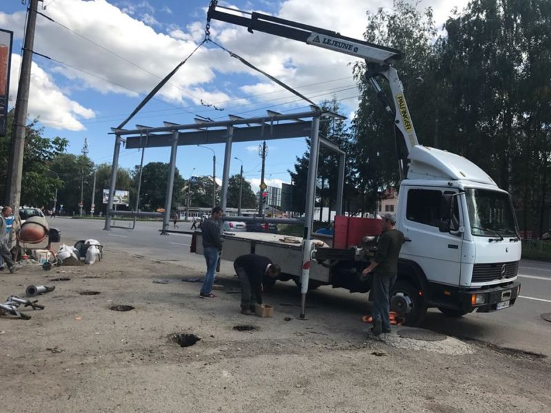 Ще дві автобусні зупинки облаштовують в обласному центрі (ФОТО)