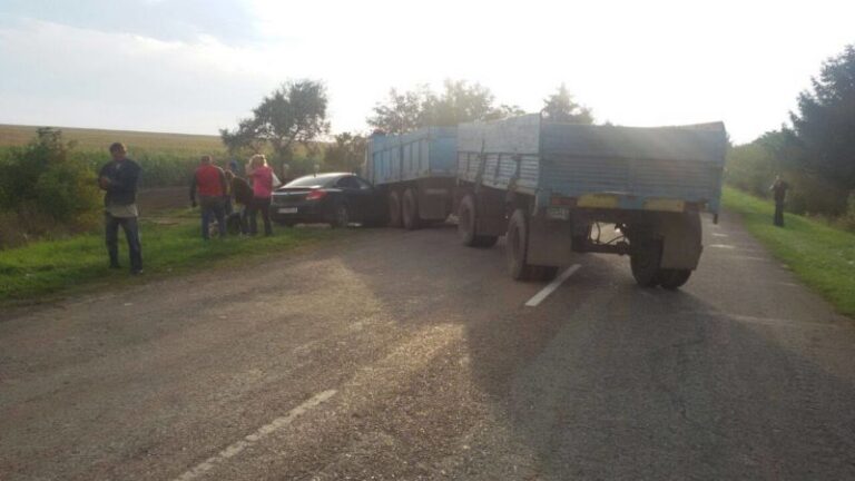 Невдалий обгін на Городенківщині: Опель влетів під Камаз (ФОТОФАКТ)