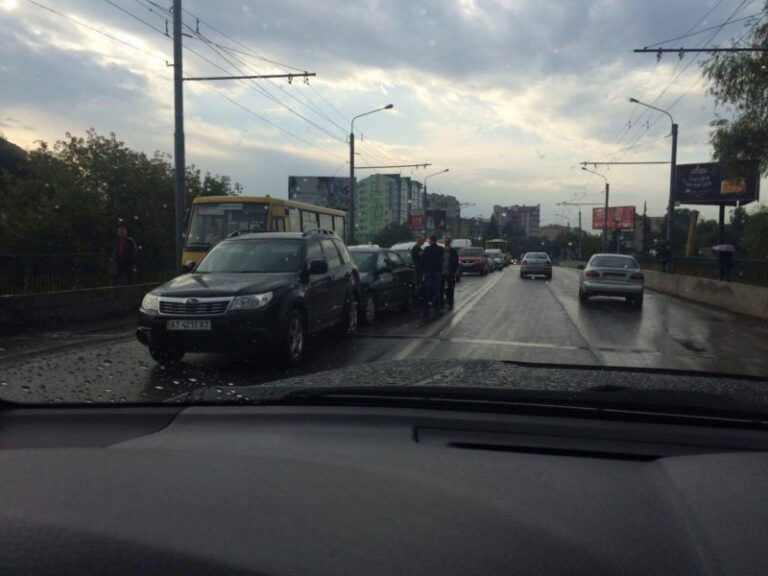 Потрійна ДТП на мості в Пасічну – рух в два боки суттєво ускладнений (ФОТО)