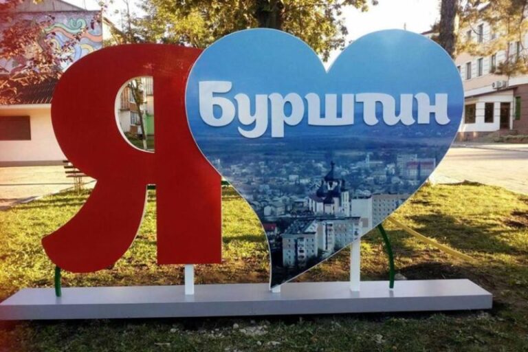 У Бурштині викрали деревця, які прикрашали нову арт-інсталяцію (ФОТО)