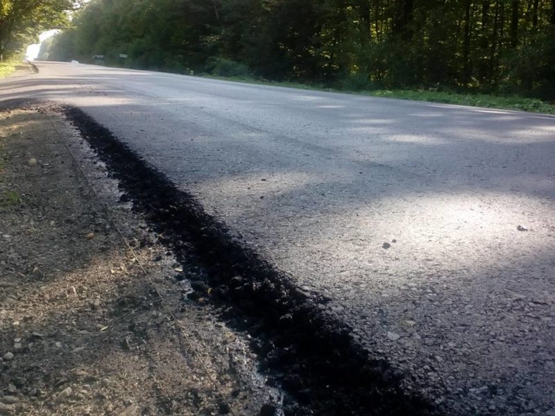 Нижній шар асфальту укладено на дорозі від Косова до Старих Кутів (ФОТО)