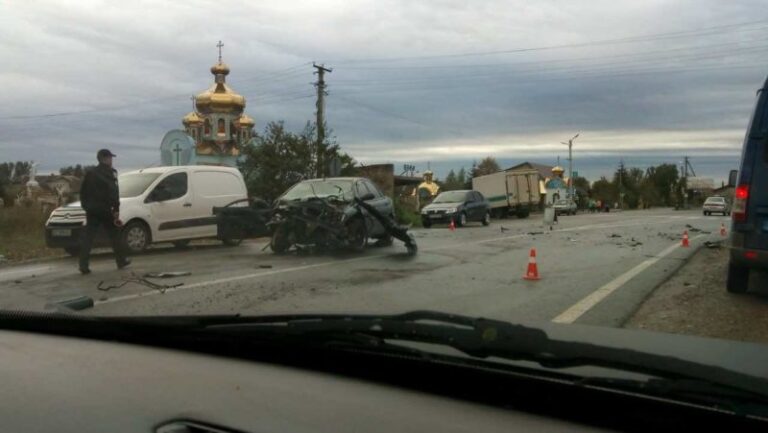 Внаслідок ДТП на Прикарпатті травми отримали троє людей (ФОТО)
