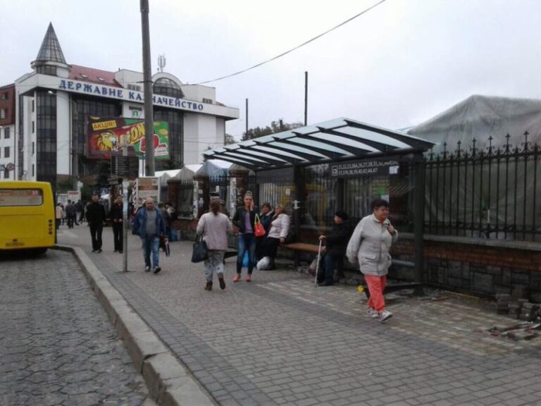 На Дністровській усунули незаконну торгівлю та прибрали сміття (ФОТОФАКТ)