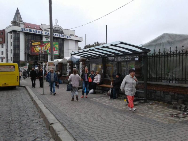 На Дністровській усунули незаконну торгівлю та прибрали сміття (ФОТОФАКТ)