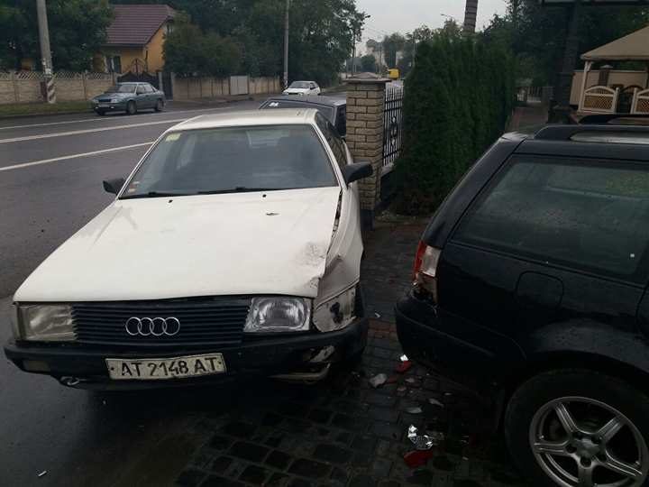 В Угринові Ауді вилетіла з дороги: “поцілувала” паркан та дві машини (ФОТО)