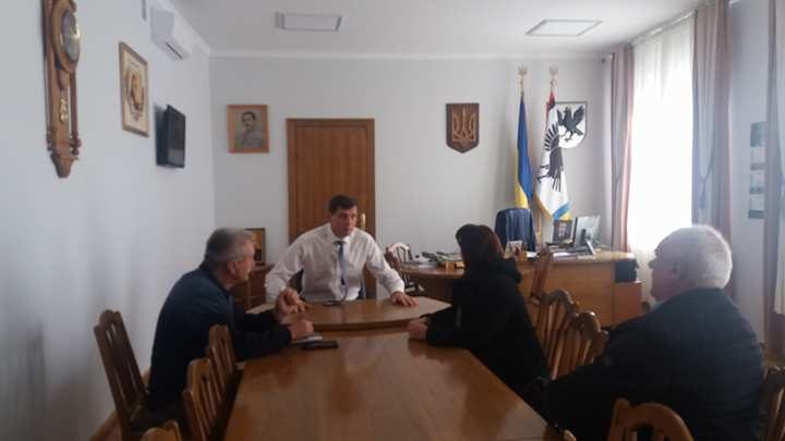 “Нас просто загнали у глухий кут”. Обурені представники незатвердженої облрадою Переріслянської ОТГ прийшли у “Білий дім” (ФОТО)