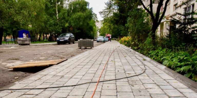 На Хоткевича завершують ремонтувати двір (ФОТО)