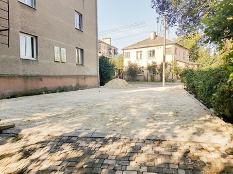 На вулиці Довгій завершують покращувати благоустрій двору (ФОТО)