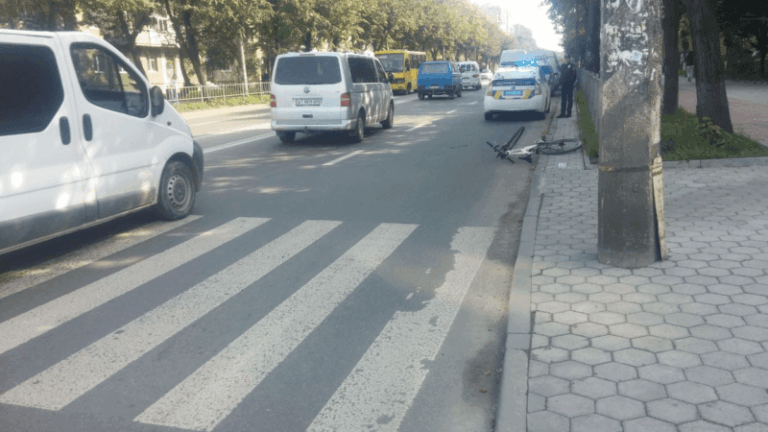 У Франківську водійка на переході збила пішохода з велосипедом (ФОТОФАКТ)