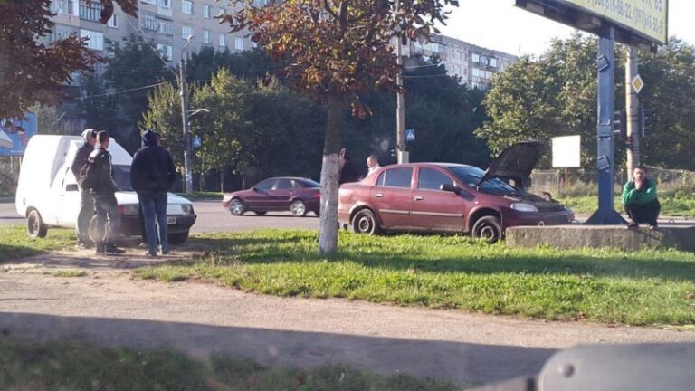У Франківську водій проїхав на червоний сигнал світлофора і вчинив ДТП (ФОТО)