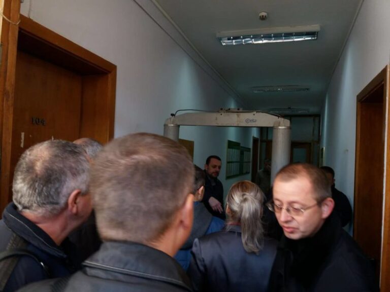 Приїзд Порошенка: при  вході у міськраду перевіряють металодетекторами (ФОТО)