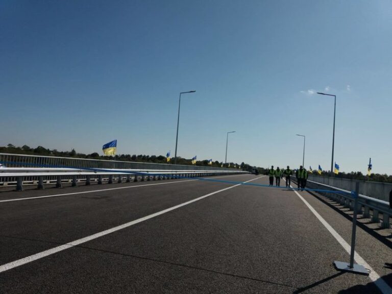 Шевченко подякував громадянам за гроші, на які наближена до нього фірма збудувала міст