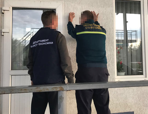 Буковинські поліціянти викрили митників, які за хабарі пропускали авто на єврономерах (ФОТО)