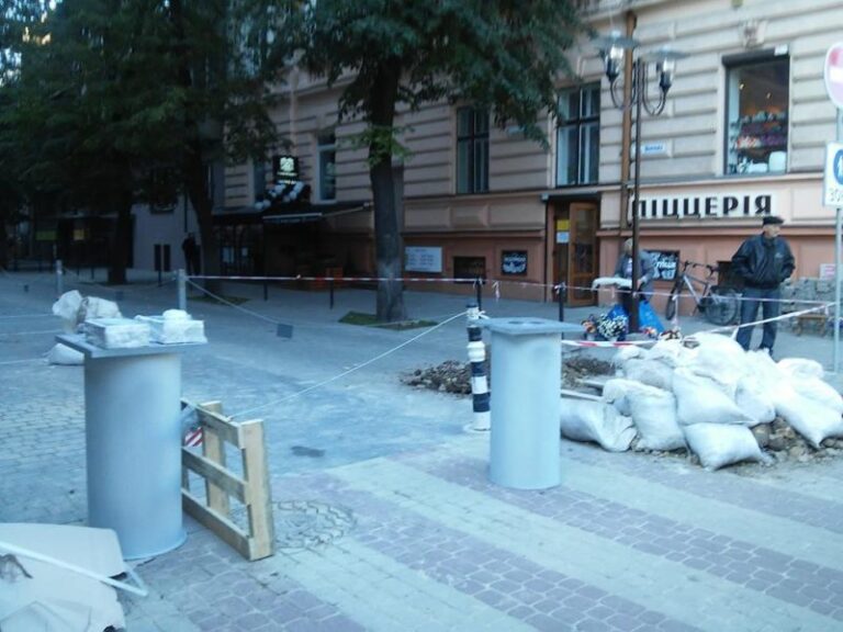На Шевченка встановлюють два боларди (ФОТО)