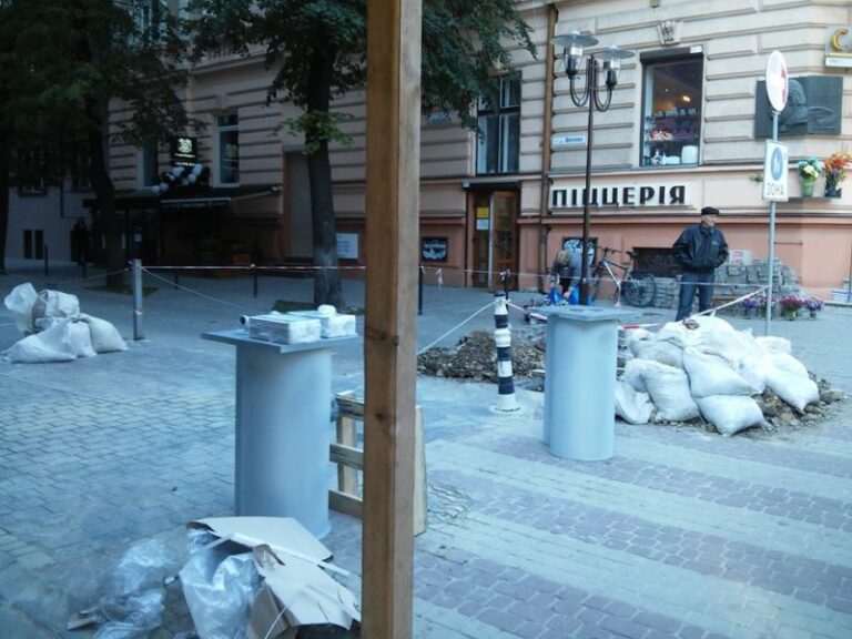У середмісті Франківська побільшає болардів для обмеження руху