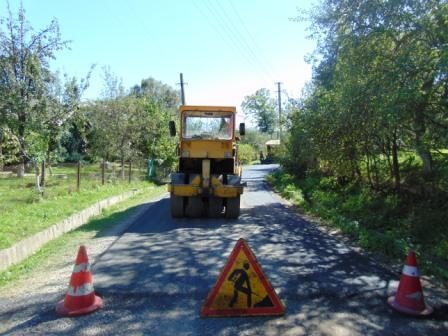 У Долині асфальтують вулицю та облаштовують сквер (ФОТО)