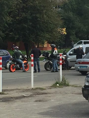 Легковик та мотоцикл зіткнулися на Довженка (ФОТО)