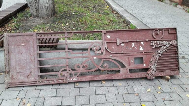 Унікальні двері з будинку на Шевченка забрали на реставрацію (ФОТО)