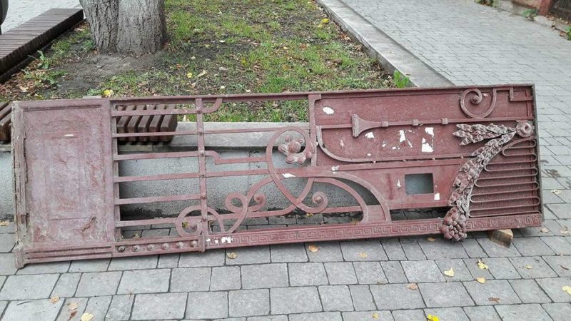 Унікальні двері з будинку на Шевченка забрали на реставрацію (ФОТО)