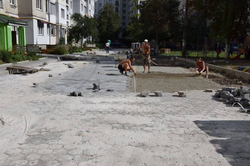 На Вовчинецькій упорядкували кілька дворів підряд (ФОТО)