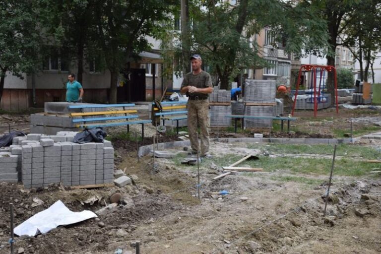 На Хоткевича ремонтують один з найбільших дворів мікрорайону (ФОТО)