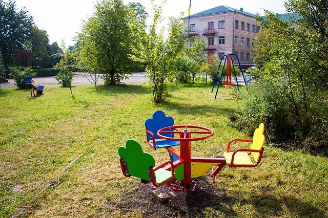 Долинська школа-інтернат отримала новий дитмайданчик (ФОТО)