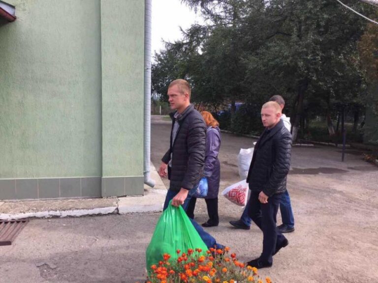 Мерінов приніс перевізнику АТП-0928 мішки зі сміттям (ФОТО)